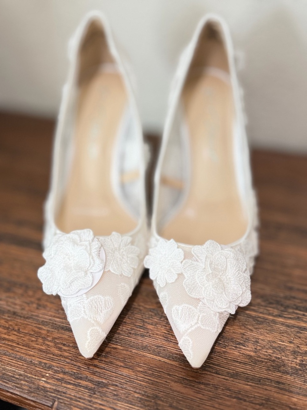 Betsey Johnson White Lace Floral Appliqué Pointed Stiletto Heels - Picture 14 of 16